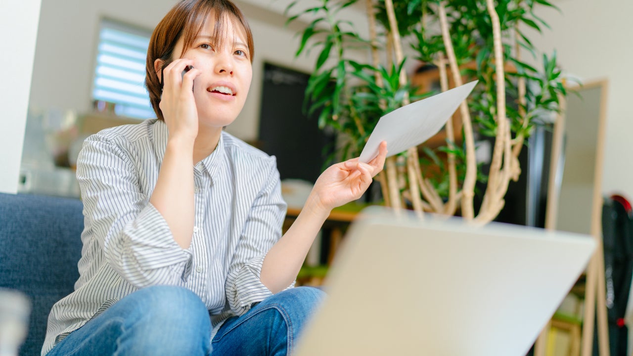 A frustrated woman talks on the phone.