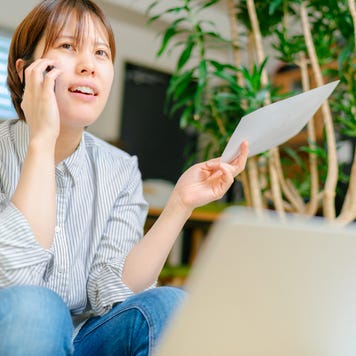 A frustrated woman talks on the phone.