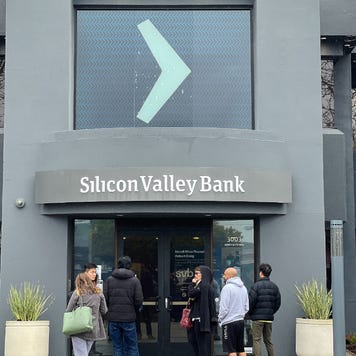 image of people lined up outside of silicon valley bank