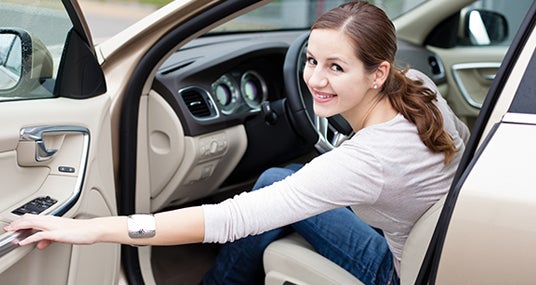 Smiling young woman closing car door © Viktor Cap - Fotolia.com