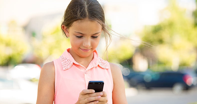 Little girl holding smartphone © PathDoc/Shutterstock.com