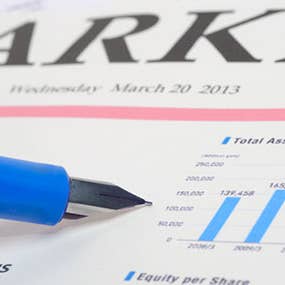 Market newspaper with pen and graph © tescha555/Shutterstock.com