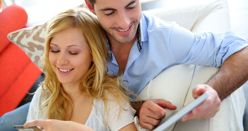 Young couple shopping online on a tablet using a credit card © Goodluz/Shutterstock.com