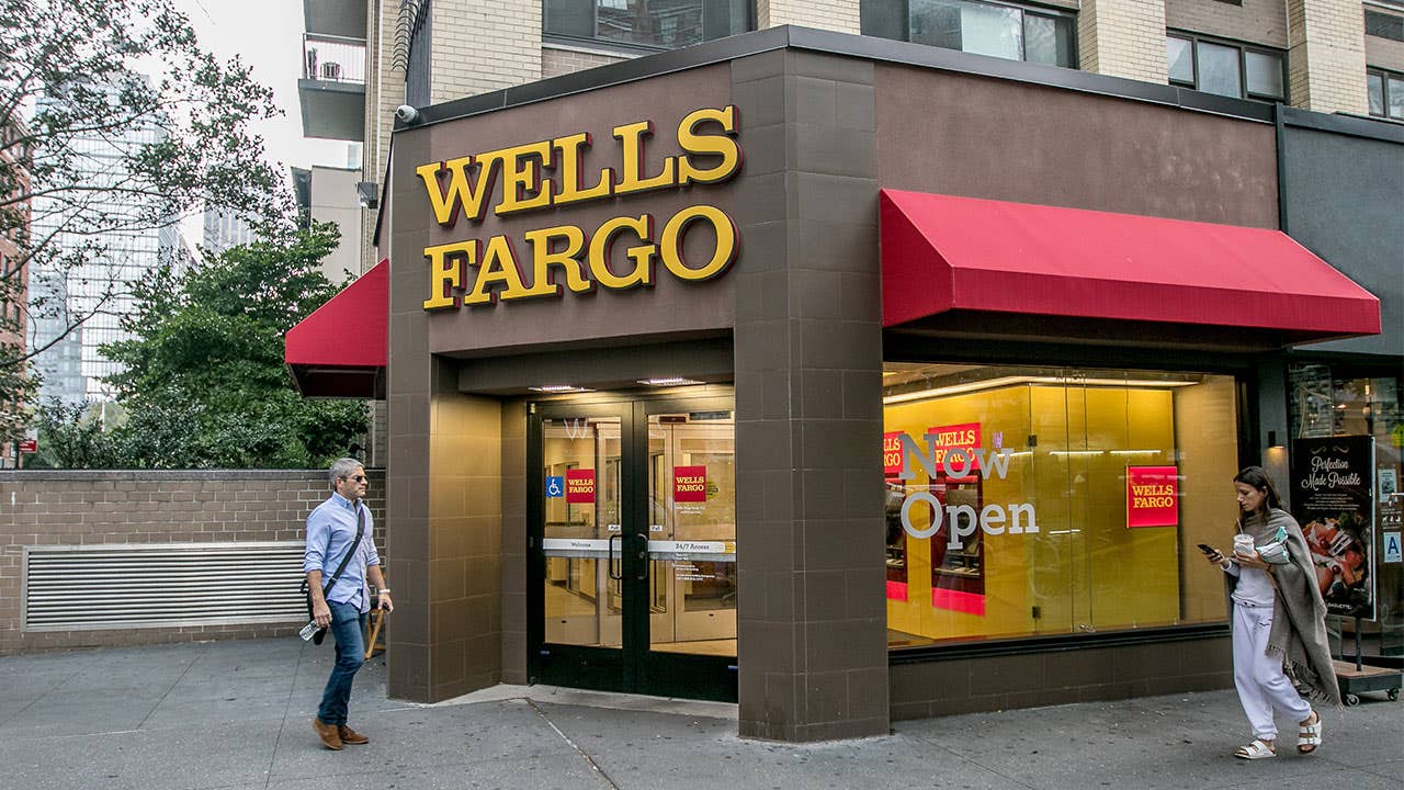 Man and woman walking past Wells Fargo in Manhattan