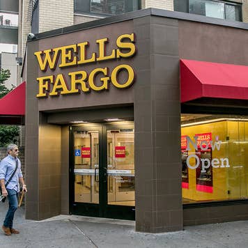 Man and woman walking past Wells Fargo in Manhattan