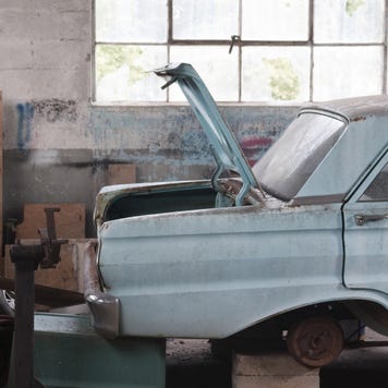 USA, South Carolina, Old car in abandoned repair garage