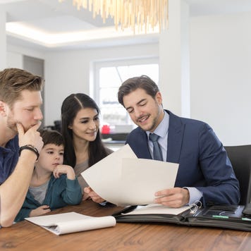 Consultant talking to family at home
