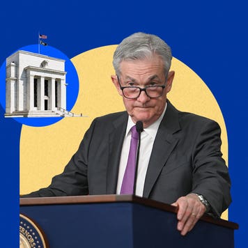 Jerome Powell looking stern at a podium