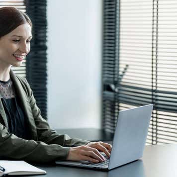Young business woman working at the office on a laptop