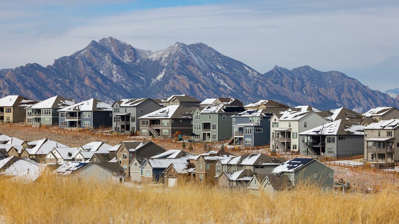 homes in boulder, colorado with mountains in background