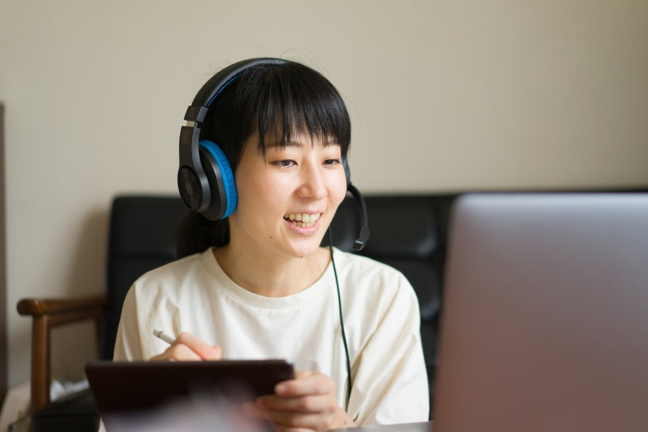 Japanese woman online learning at home.