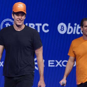 ameron Winklevoss, co-founder and president of Gemini Trust Co., left, and Tyler Winklevoss, co-founder and chief executive officer of Gemini Trust Co., on stage during the Bitcoin 2025 conference in Las Vegas, Nevada, US, on Tuesday, May 27, 2025.