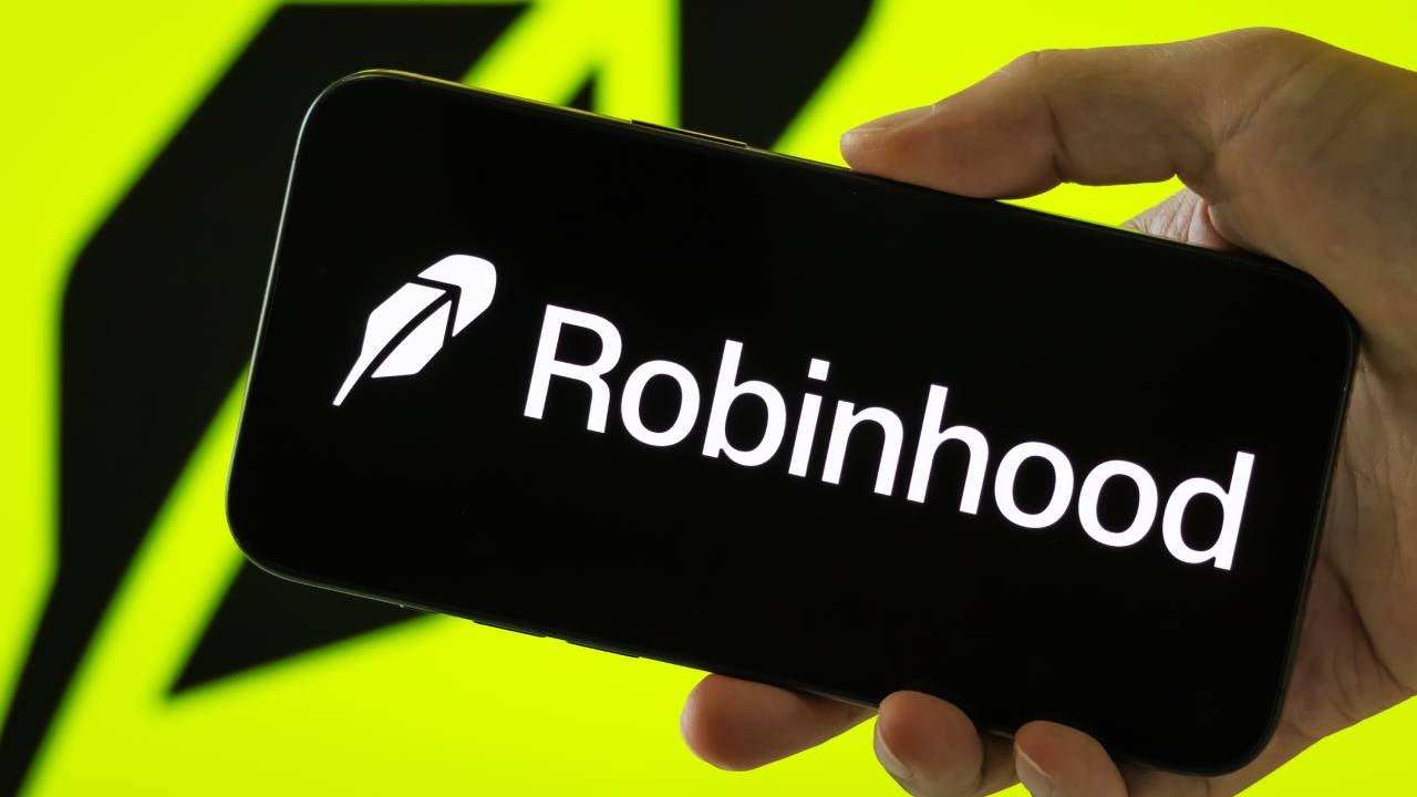 A person holds a smartphone displaying the logo of Robinhood Markets.