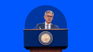 Illustration of Fed Chair Jerome Powell speaking at a podium at the Fed's post-meeting press conference.