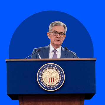Illustration of Fed Chair Jerome Powell speaking at a podium at the Fed's post-meeting press conference.