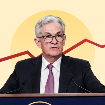 Jerome Powell in front of interest rate graphic
